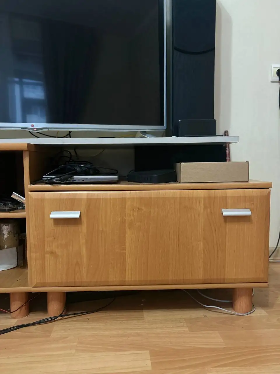 Продажа мебели: шкаф, тумбы, зеркало - Мебель (Барахолка) в Красноярск