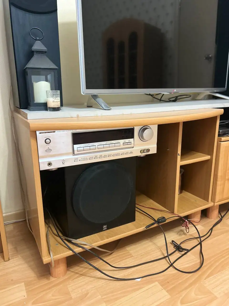 Продажа мебели: шкаф, тумбы, зеркало - Мебель (Барахолка) в Красноярск