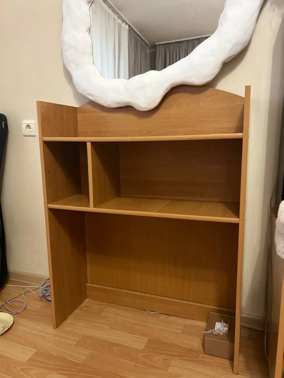 Продажа мебели: шкаф, тумбы, зеркало - Мебель (Барахолка) в Красноярск