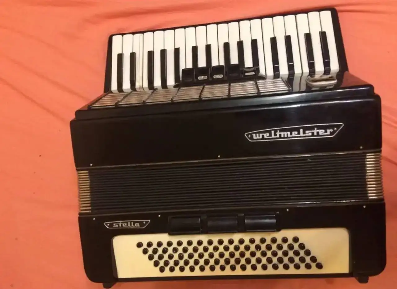 Продам немецкий аккордеон - Хобби и отдых в Красноярск