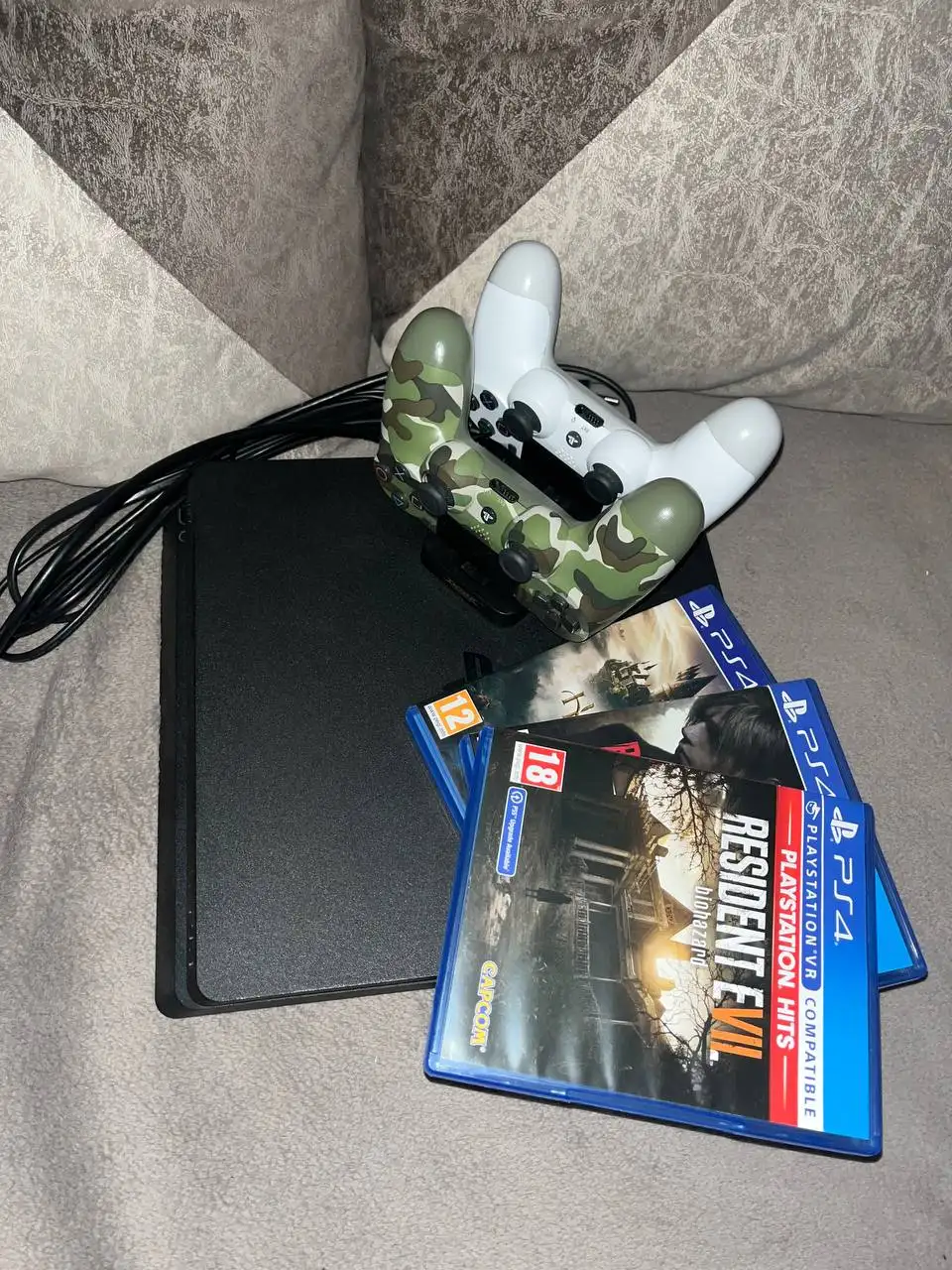 PlayStation 4 Slim 1TB + 2 геймпада + игры - Игровые приставки (Электроника) в Красноярск