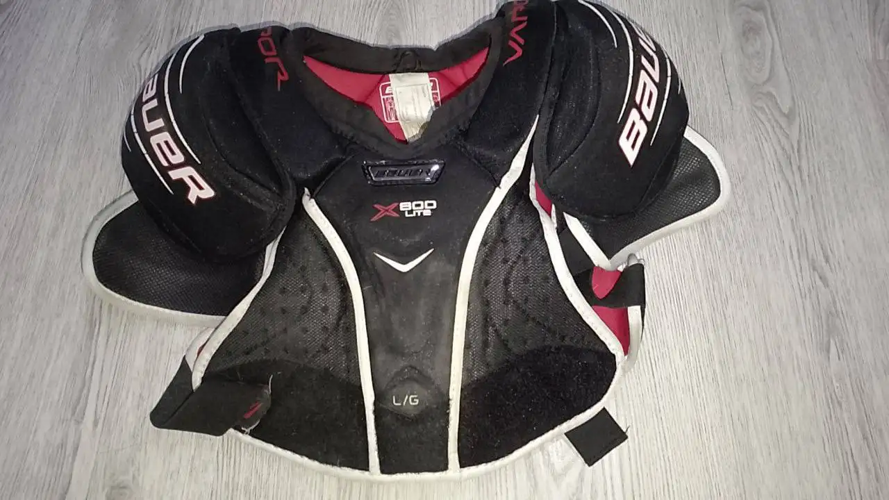 Клюшка BAUER NEXUS 2700 и нагрудник BAUER X800 LITE - Спортивный инвентарь (Хобби и отдых) в Красноярск