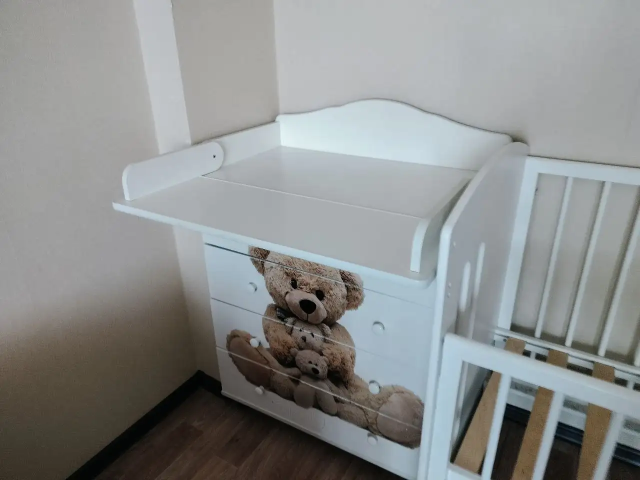 Комод (с дефектом) и кроватка в отличном состоянии - Мебель для детской (Товары для детей) в Красноярск