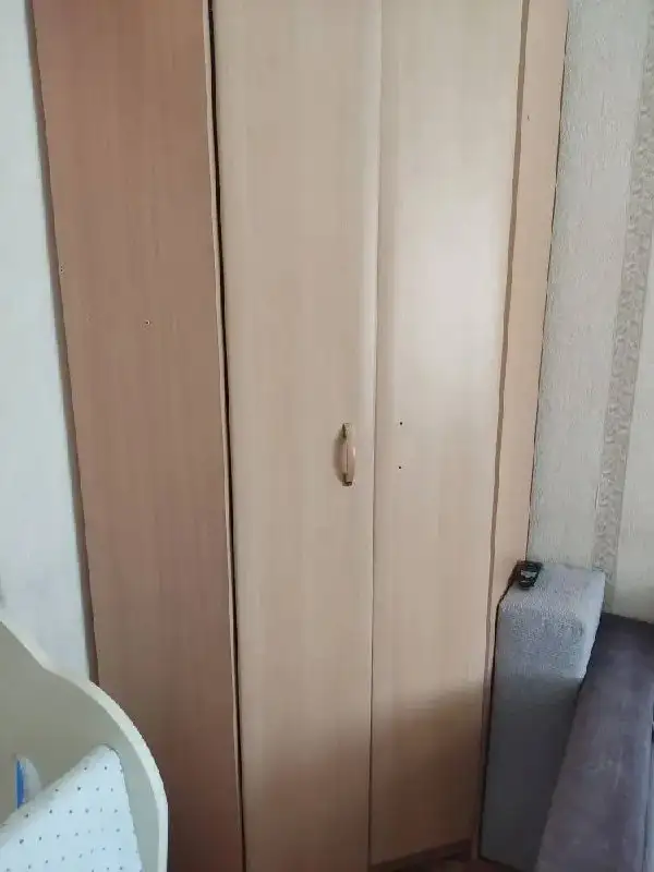 Отдам шкаф и стол бесплатно - Мебель (Для дома и дачи) в Красноярск
