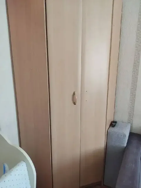 Отдам шкаф и стол бесплатно - Стройматериалы в Красноярск
