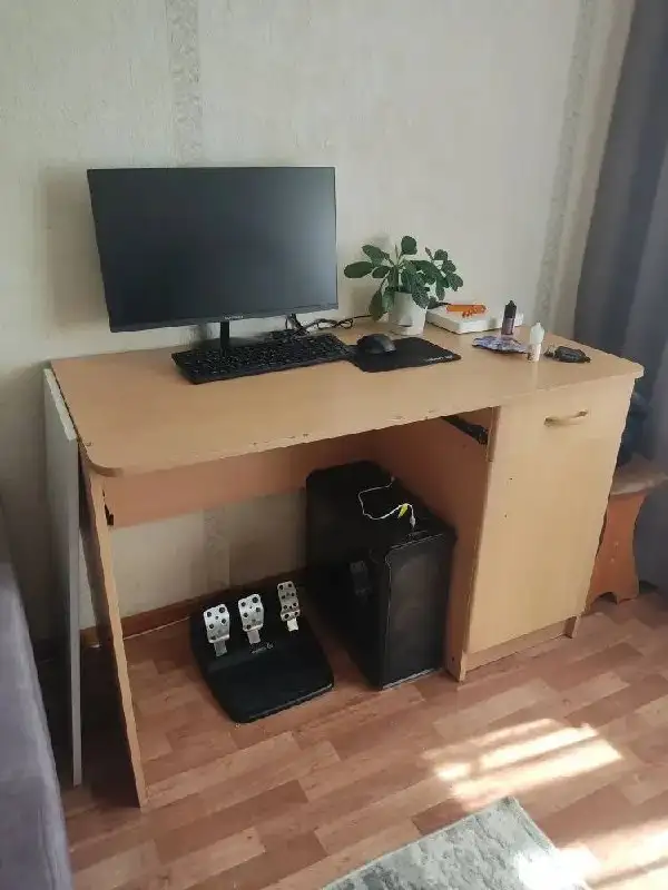 Отдам шкаф и стол бесплатно - Мебель (Для дома и дачи) в Красноярск
