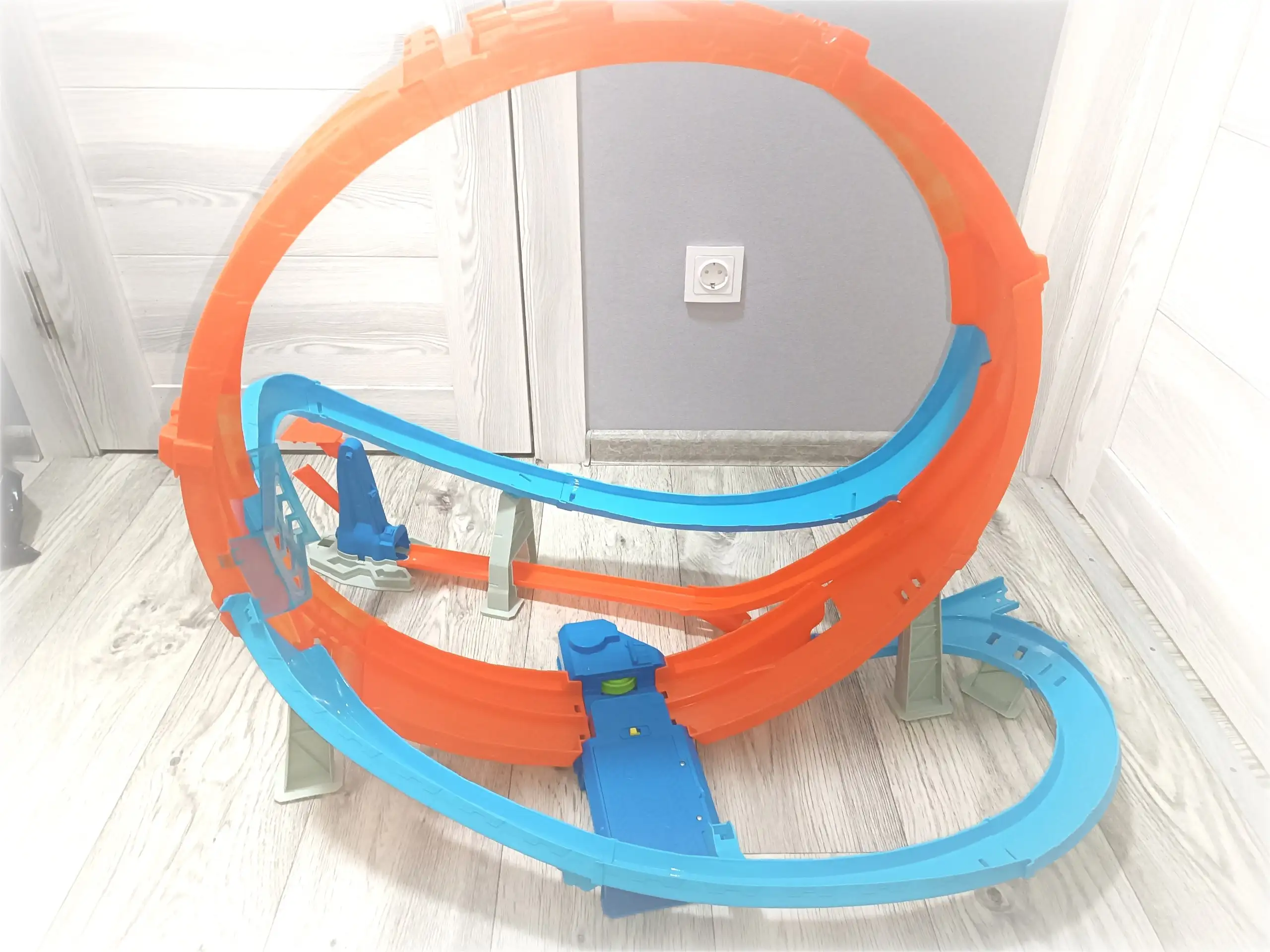 Трек Hot Wheels Action Stocktaker Gigaptable - Игрушки (Хобби и отдых) в Красноярск
