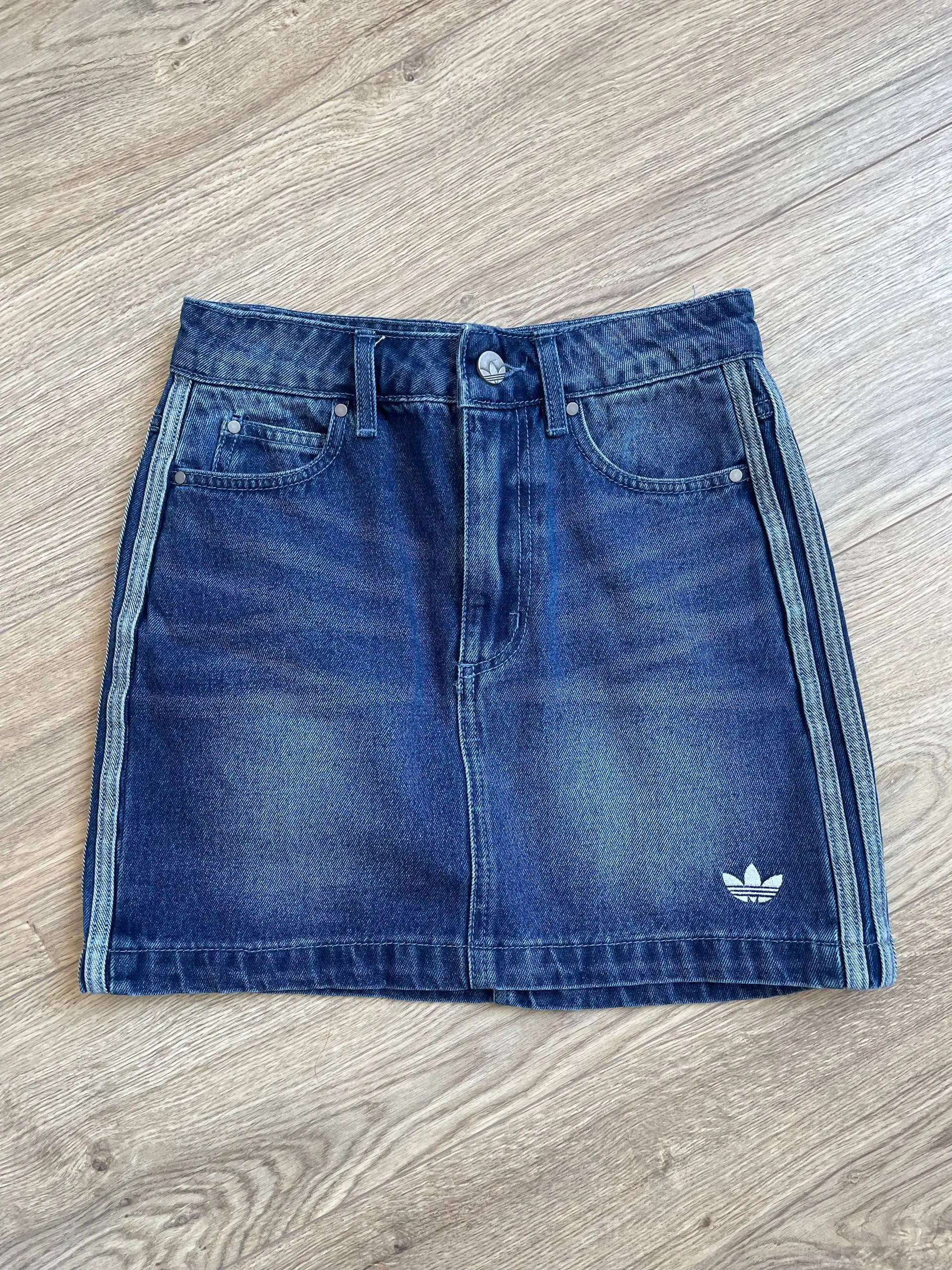Две джинсовые юбки (Adidas и обычная) - Юбки (Одежда) в Красноярск