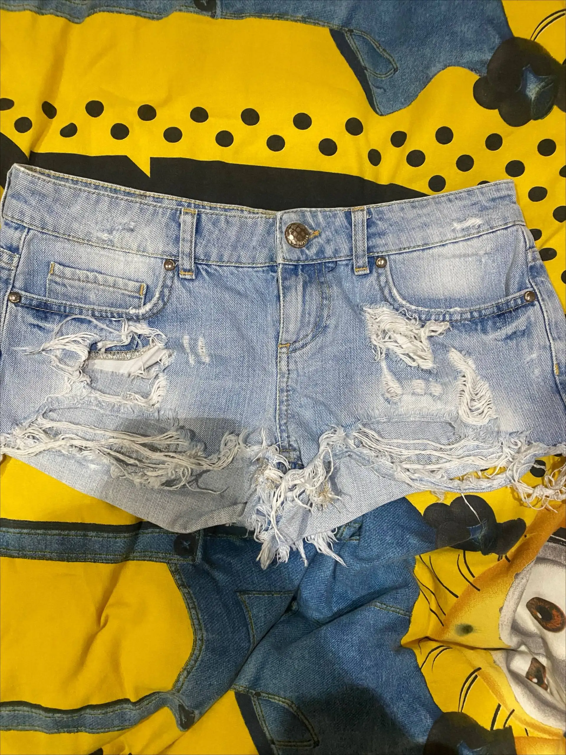 Шорты джинсовые Levi's и Bershka - Шорты (Одежда) в Красноярск