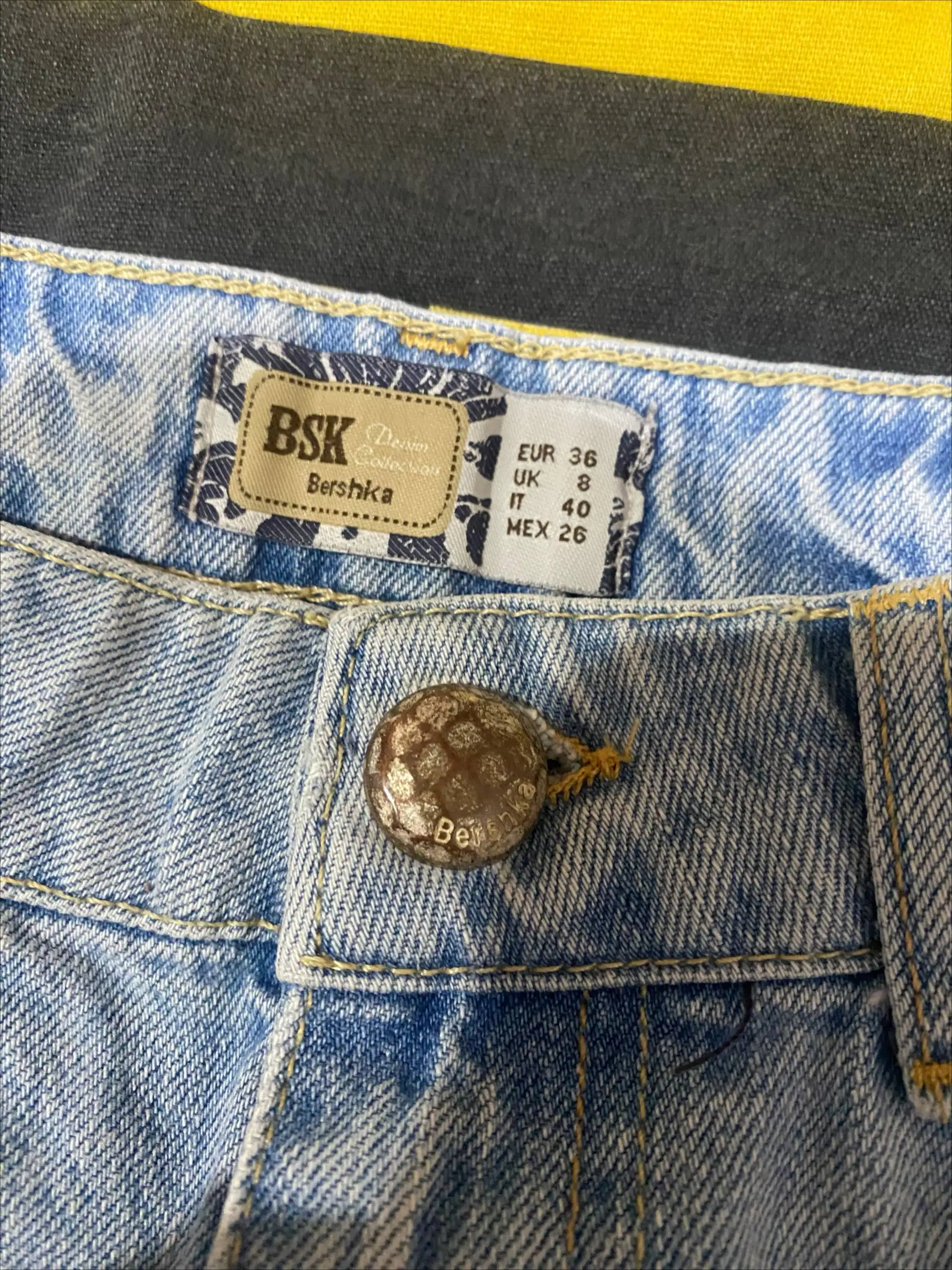 Шорты джинсовые Levi's и Bershka - Шорты (Одежда) в Красноярск