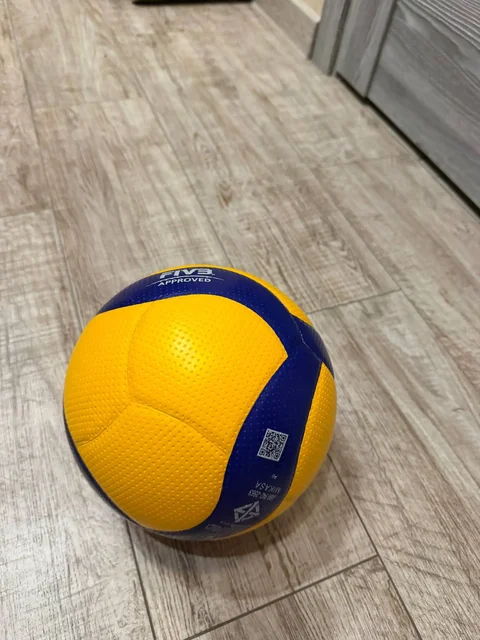 Продам мяч волейбольный MIKASA V300W - Хобби и отдых в Красноярск