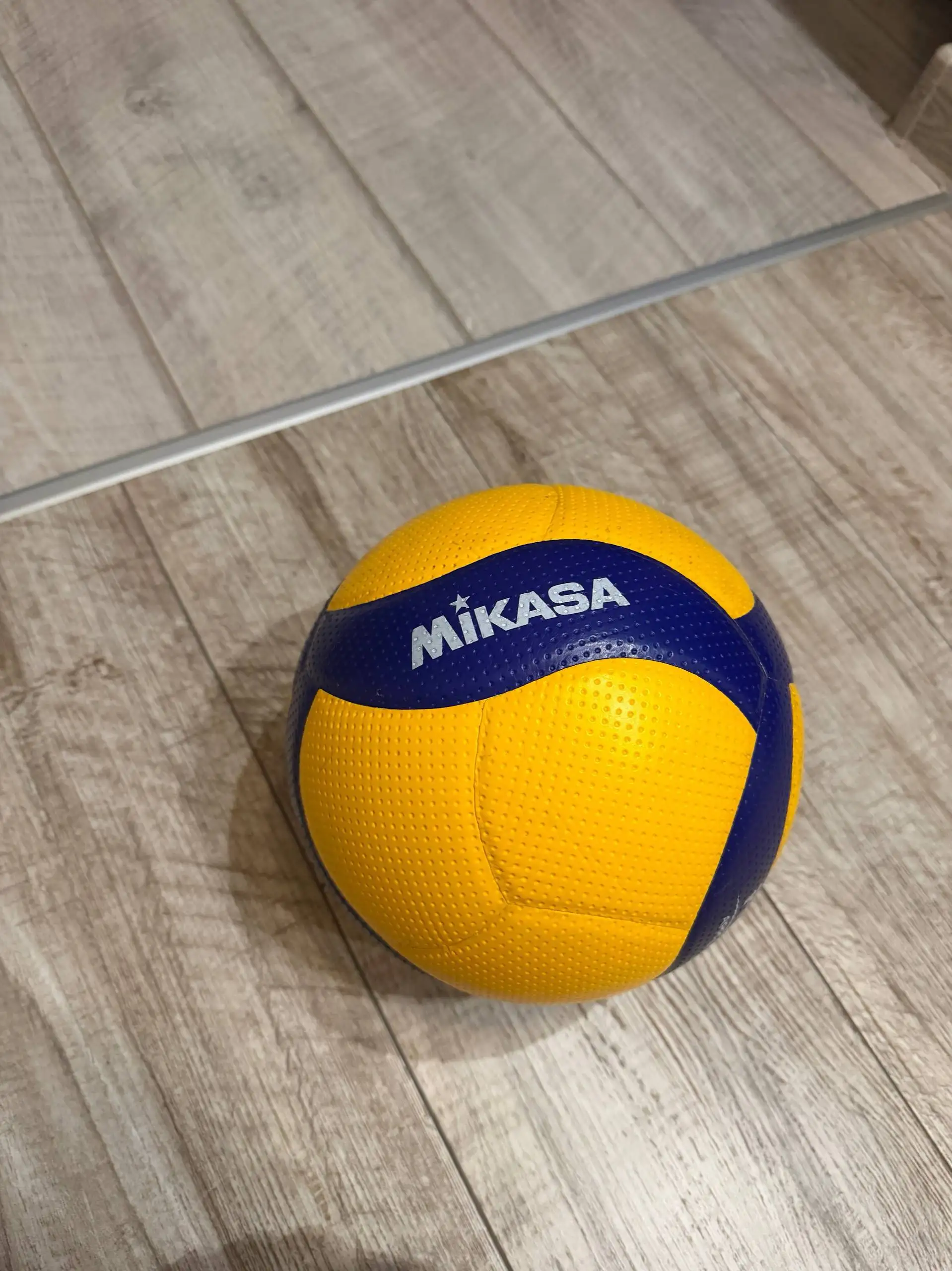 Продам мяч волейбольный MIKASA V300W - Спортивные товары (Хобби и отдых) в Красноярск
