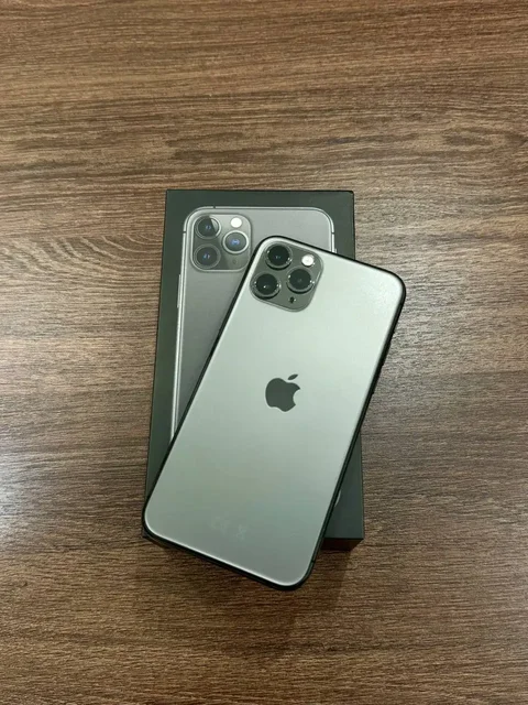 Продам iPhone 11 Pro 64 ГБ - Умные часы в Красноярск