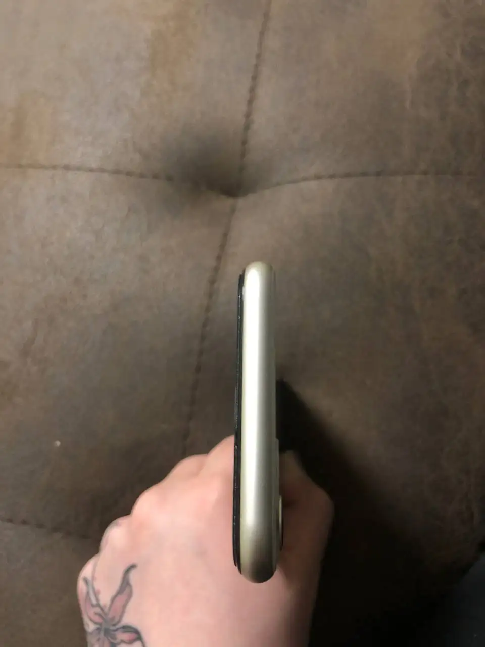 iPhone 11 128GB не включается - Мобильные телефоны (Электроника) в Красноярск