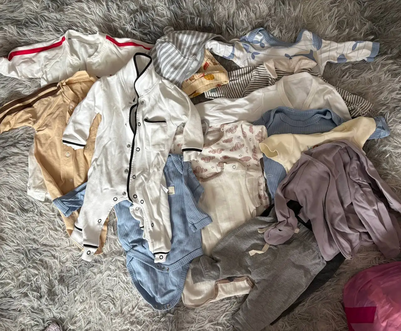 Продам два больших пакета детских вещей 56-68 размер - Товары для детей в Красноярск