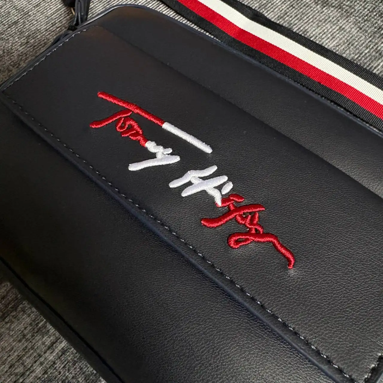 Сумка Tommy Hilfiger на магните - Сумки (Одежда) в Красноярск