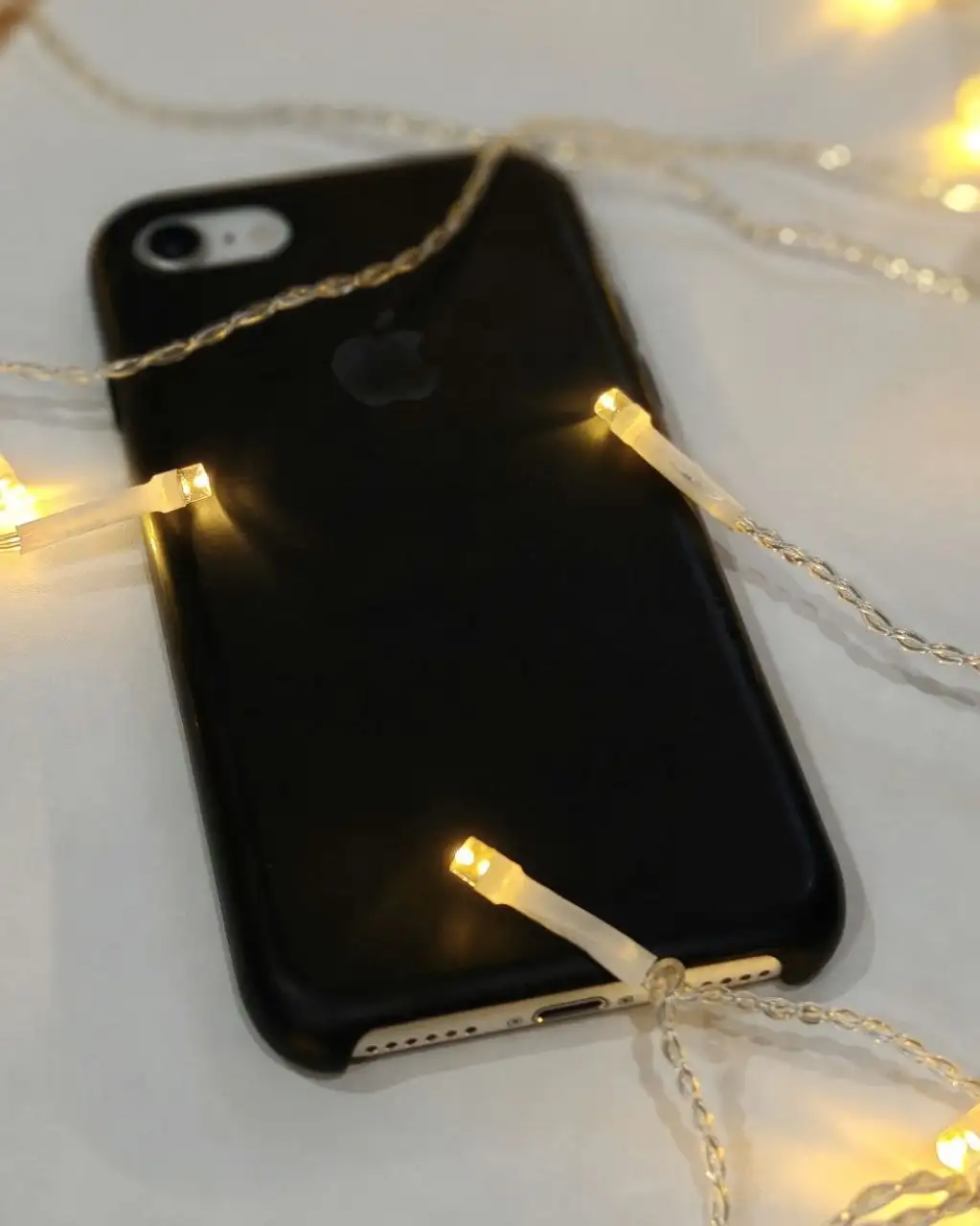 iPhone SE 2020 64GB в хорошем состоянии с небольшим сколом - Смартфоны (Электроника) в Красноярск