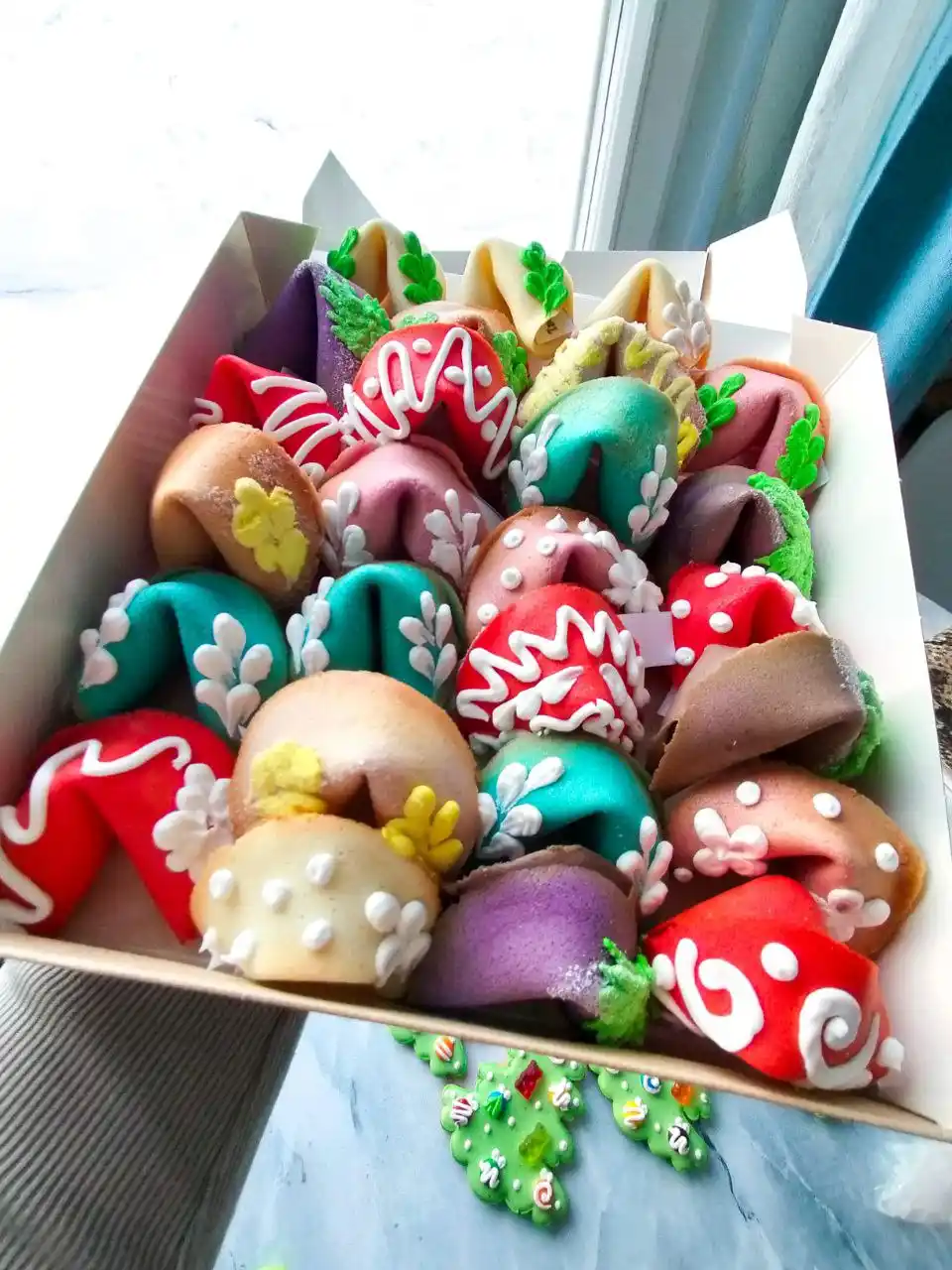 Новогодние коробочки с печеньем с предсказаниями