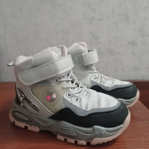 Зимние ботинки, отходили одну зиму - Одежда в Красноярск