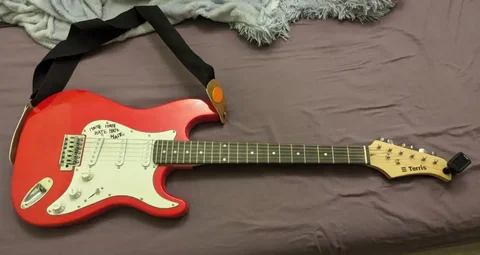 Продам гитару с комплектом - Хобби и отдых в Красноярск