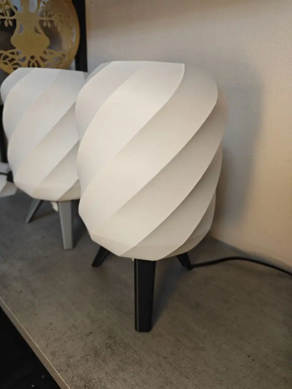 Настольный светильник с уникальным дизайном и мягким светом