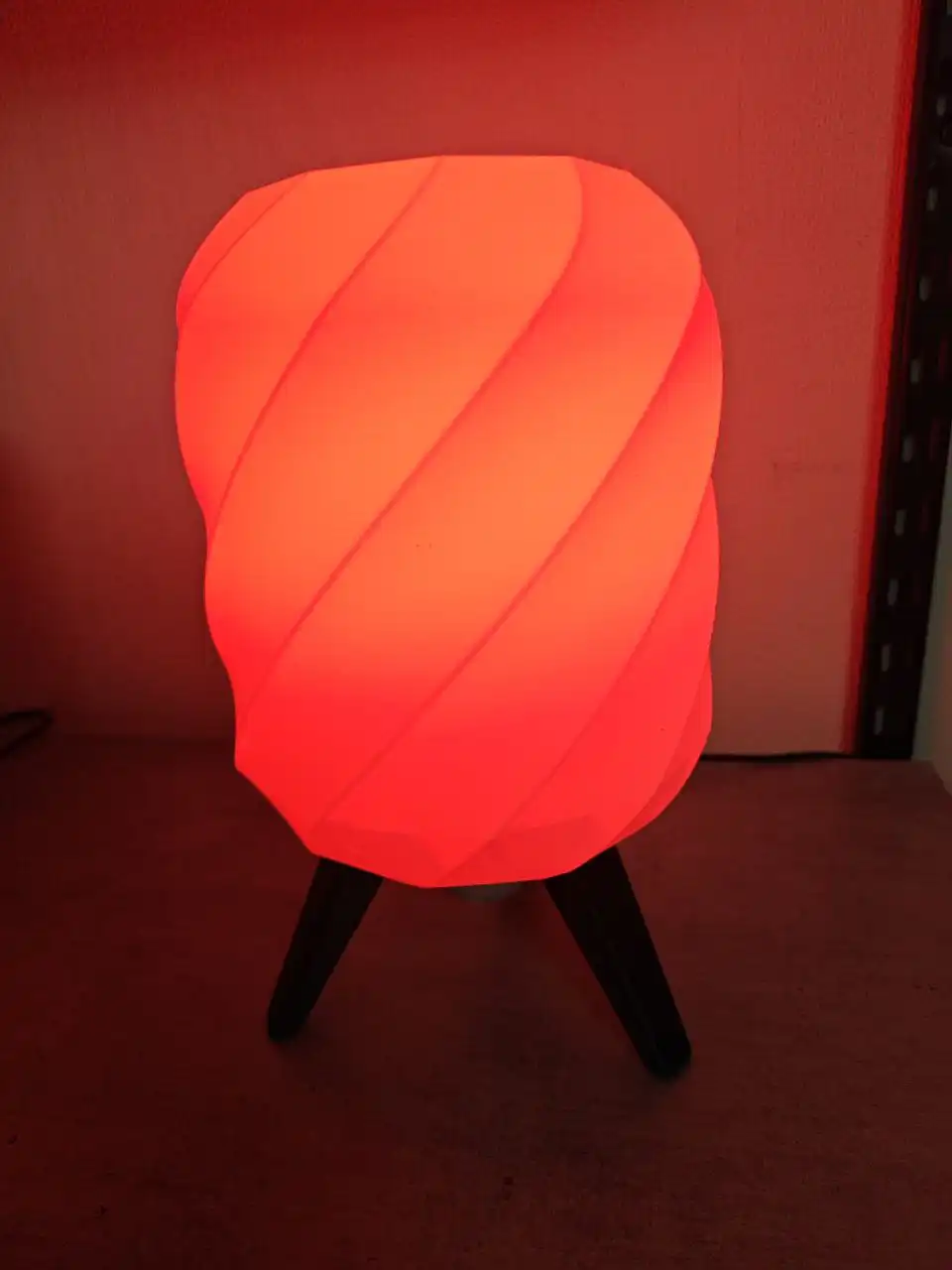 Настольный светильник с уникальным дизайном и мягким светом