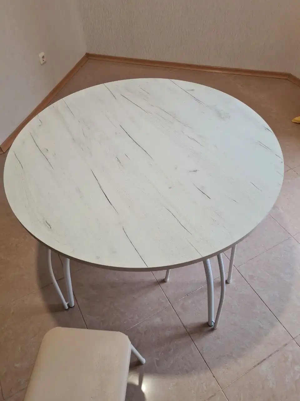 Продам обеденный стол со стульями