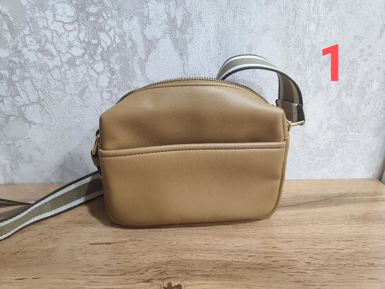 Продам женскую сумку через плечо в хорошем состоянии - Сумки и аксессуары (Одежда) в Красноярск