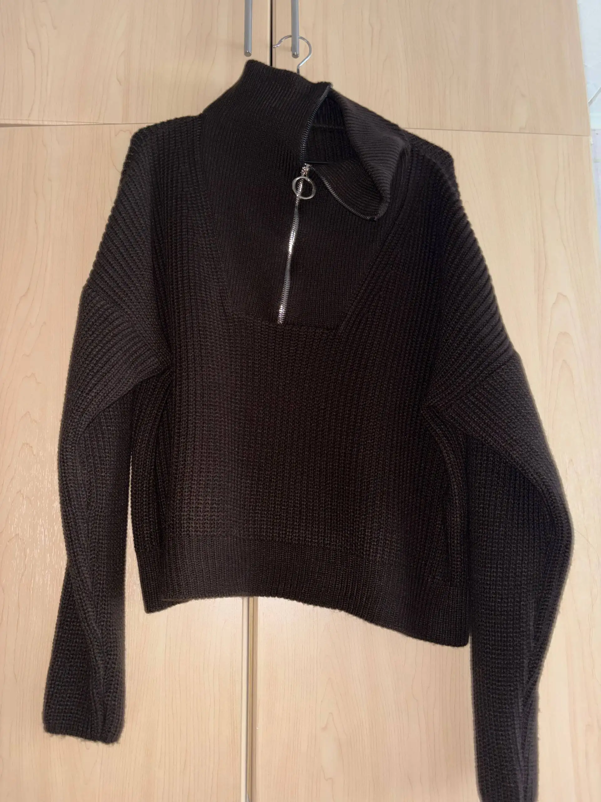 Джинсы со стразами и свитер на полу замке - Одежда в Чебоксары