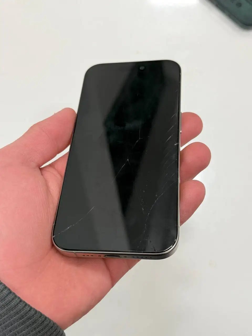 Продам iPhone 15 Pro с незначительными дефектами - Смартфоны (Электроника) в Чебоксары