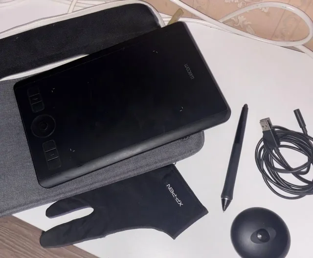 Графический планшет Wacom Intuos Pro S (PTH-460) с аксессуарами - Графические планшеты в Чебоксары