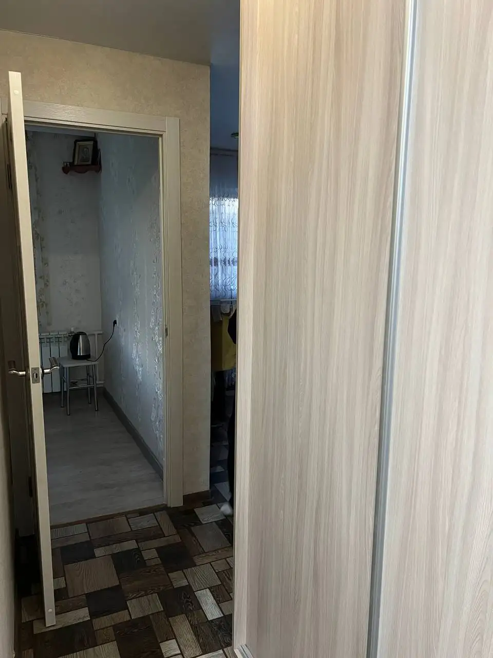 Сдам комнату в 3-комнатной квартире девушке, город Чебоксары - Аренда комнат (Недвижимость) в Чебоксары