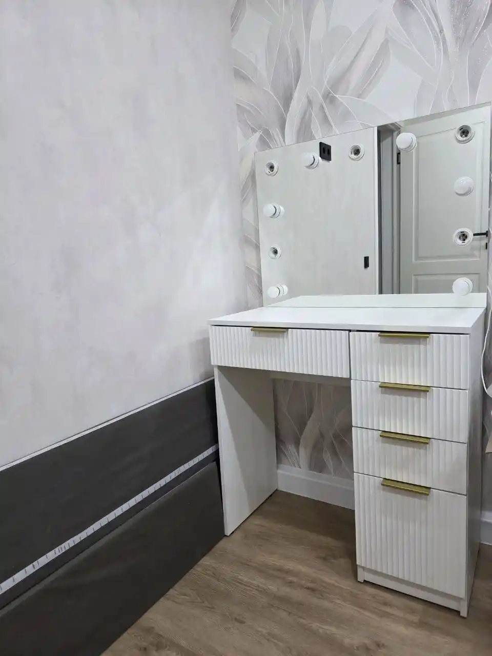 Столик с зеркалом