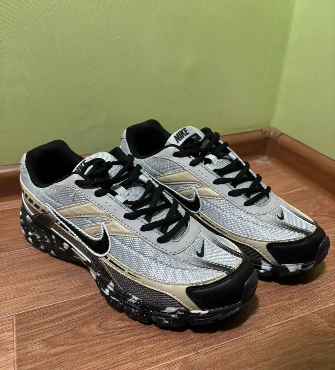 Продам гитару и кросовки