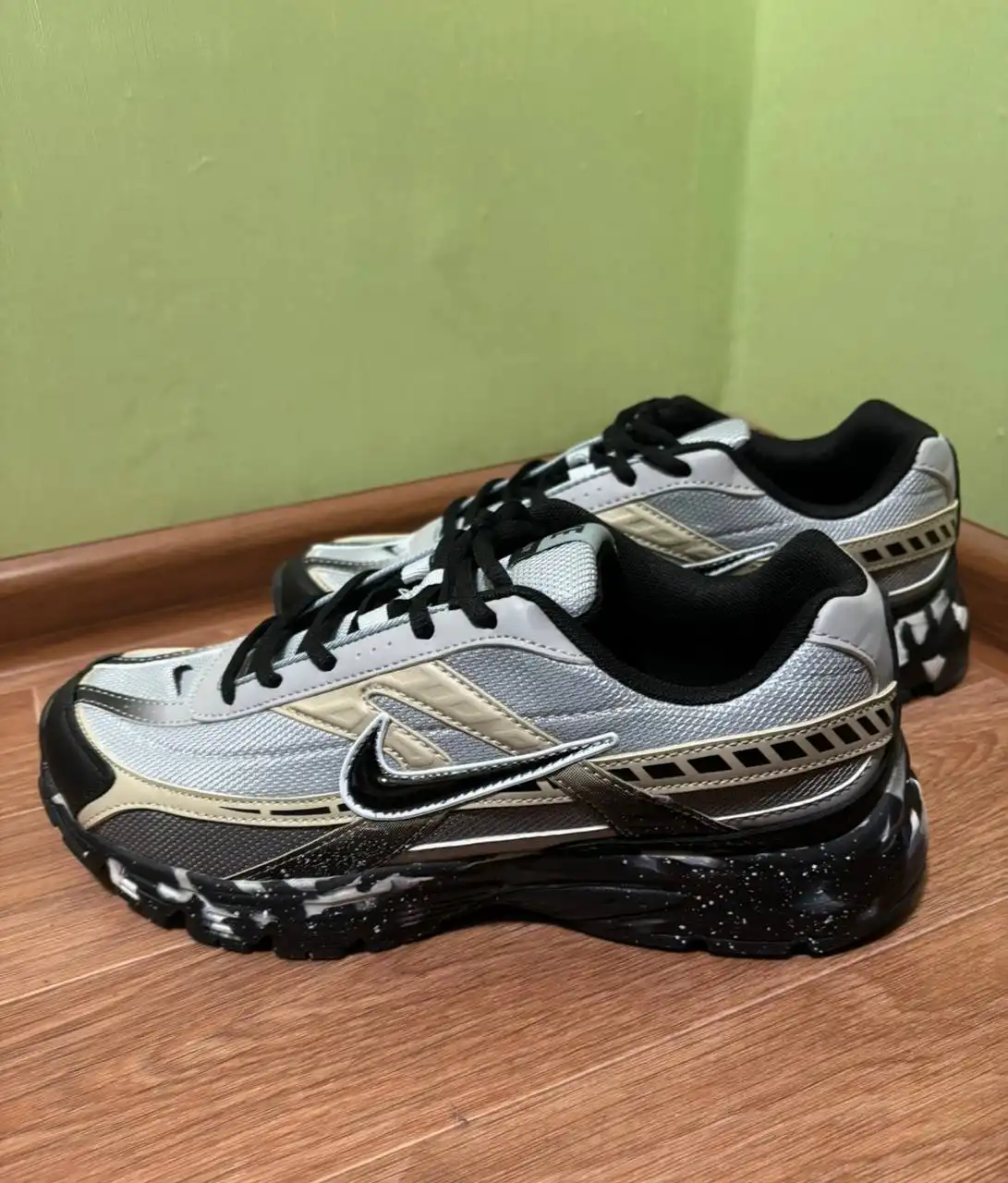 Продам гитару и кросовки