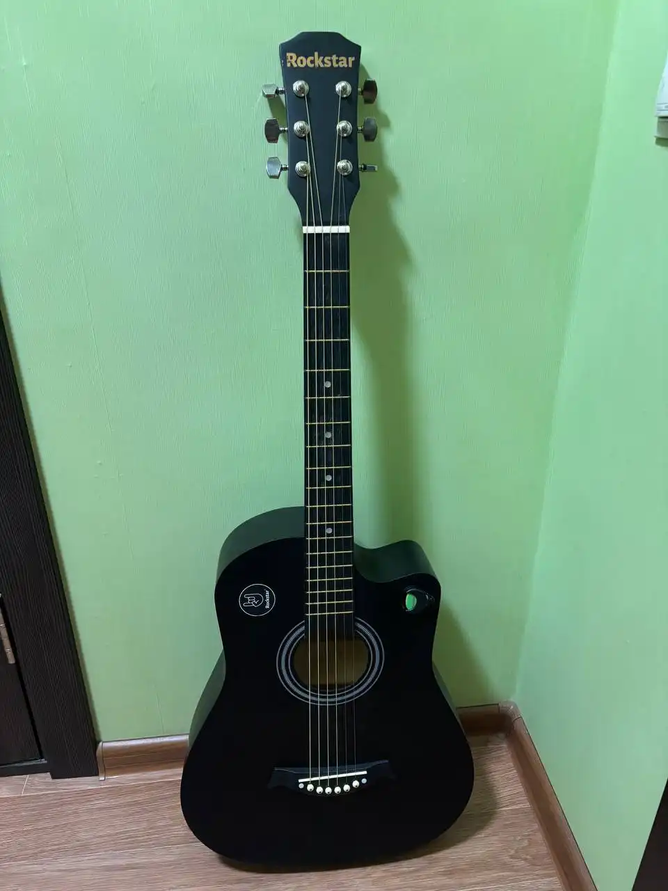 Продам гитару с чехлом и каподастером