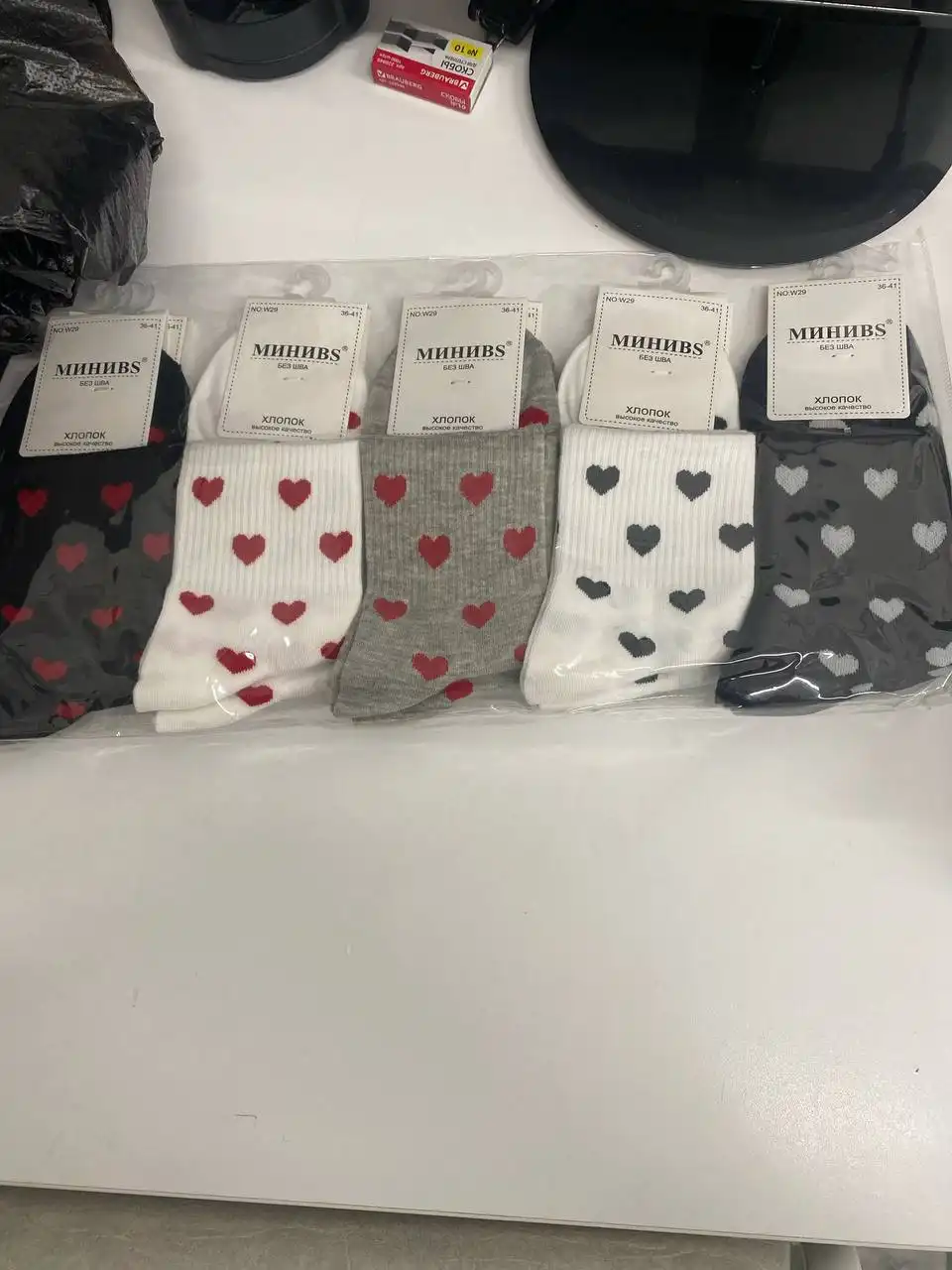 Мужские и женские костюмы и носки