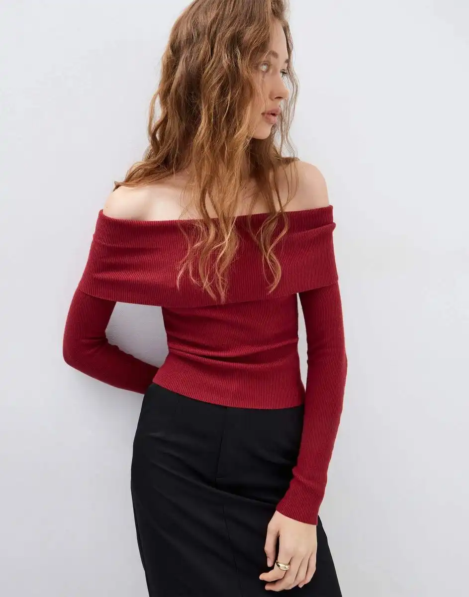 Модный красный джемпер с открытыми плечами