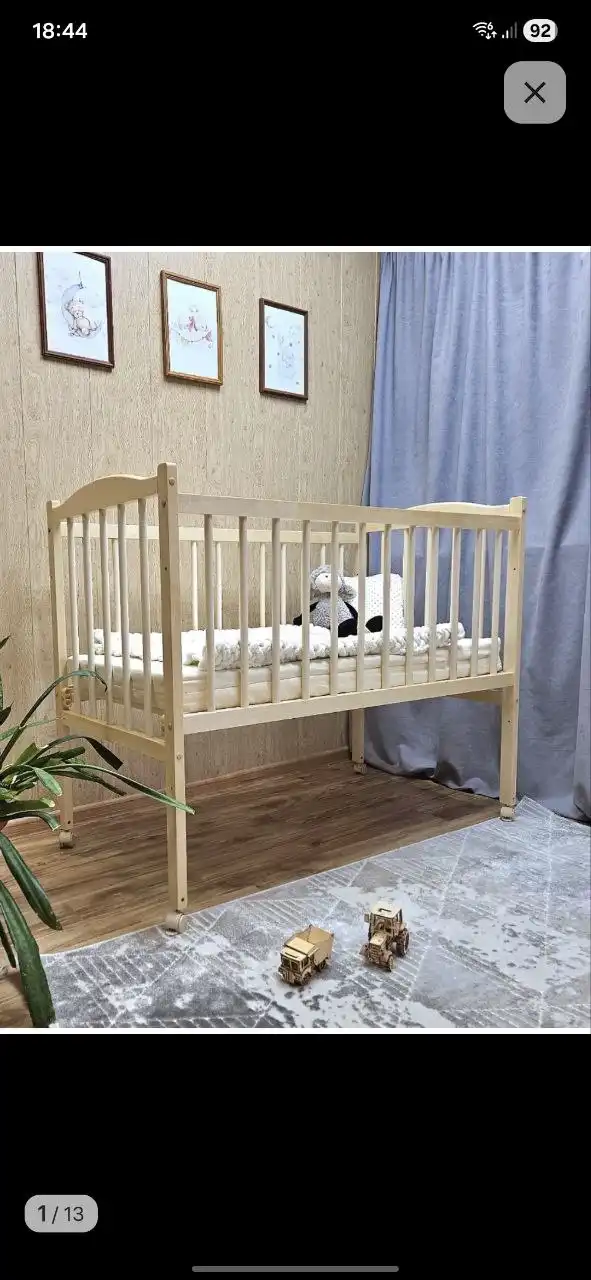 Детская кроватка с полным комплектом постельных принадлежностей