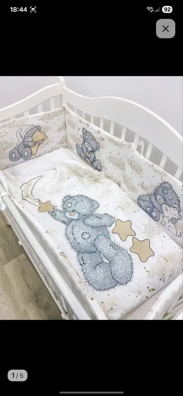 Детская кроватка с полным комплектом постельных принадлежностей