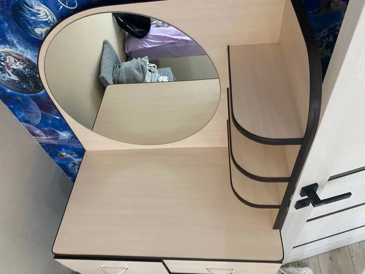 Продам косметический столик Б/У