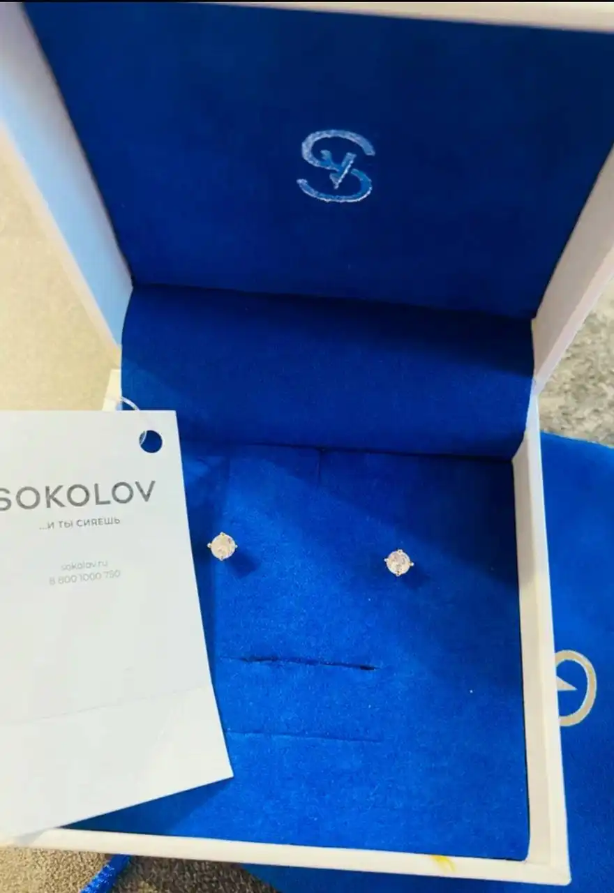 Серьги и костюм снегурочки