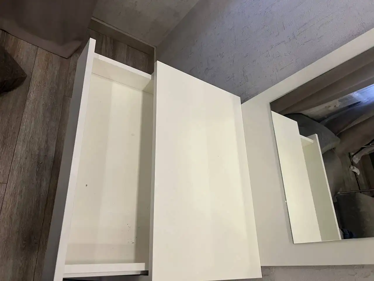 Столик с зеркалом в собранном виде