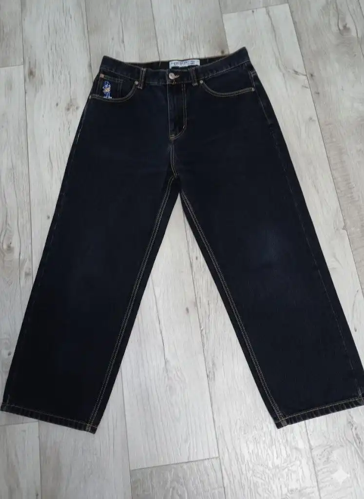 Продажа джинсов, пальто и ветровки