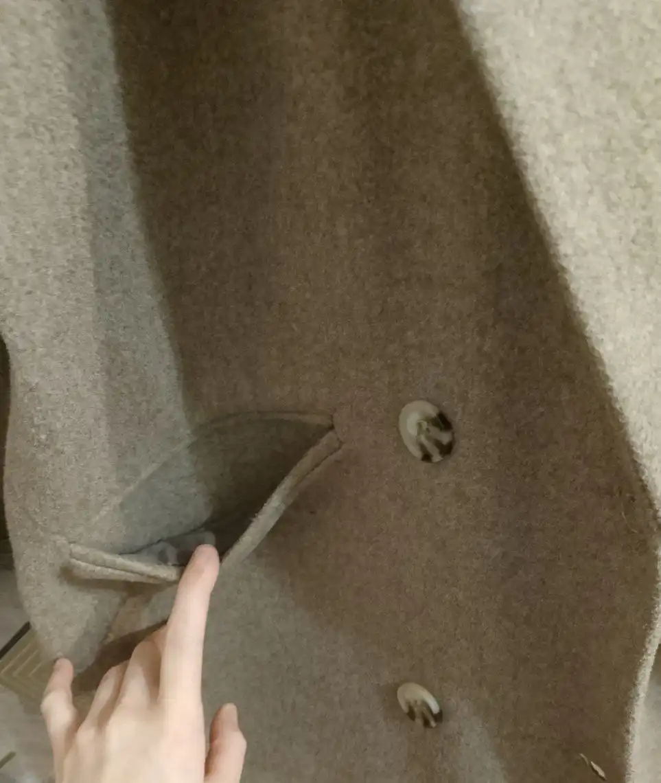 Продажа джинсов, пальто и ветровки