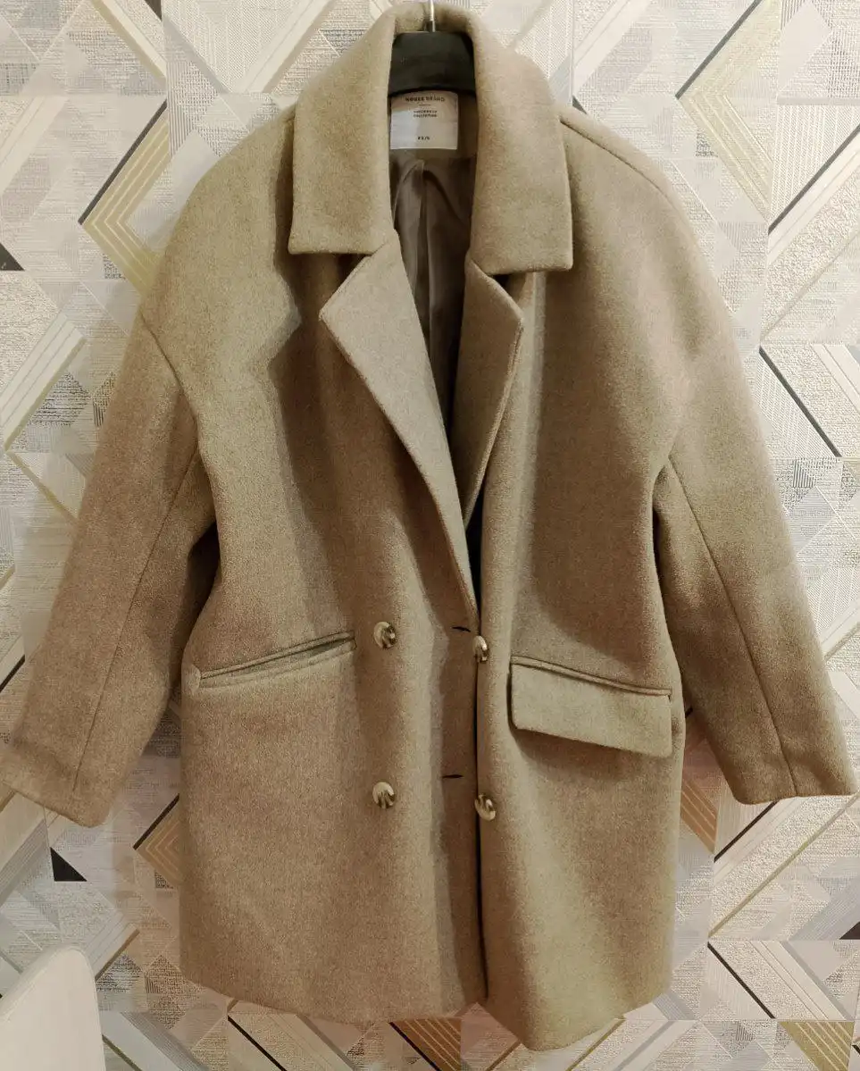 Продажа джинсов, пальто и ветровки