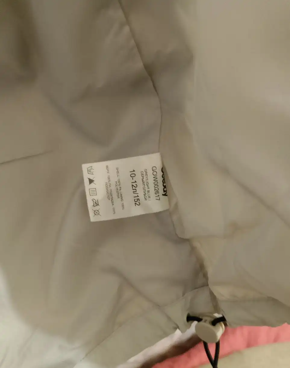 Продажа джинсов, пальто и ветровки