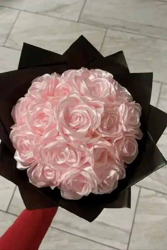 Розы из атласных лент