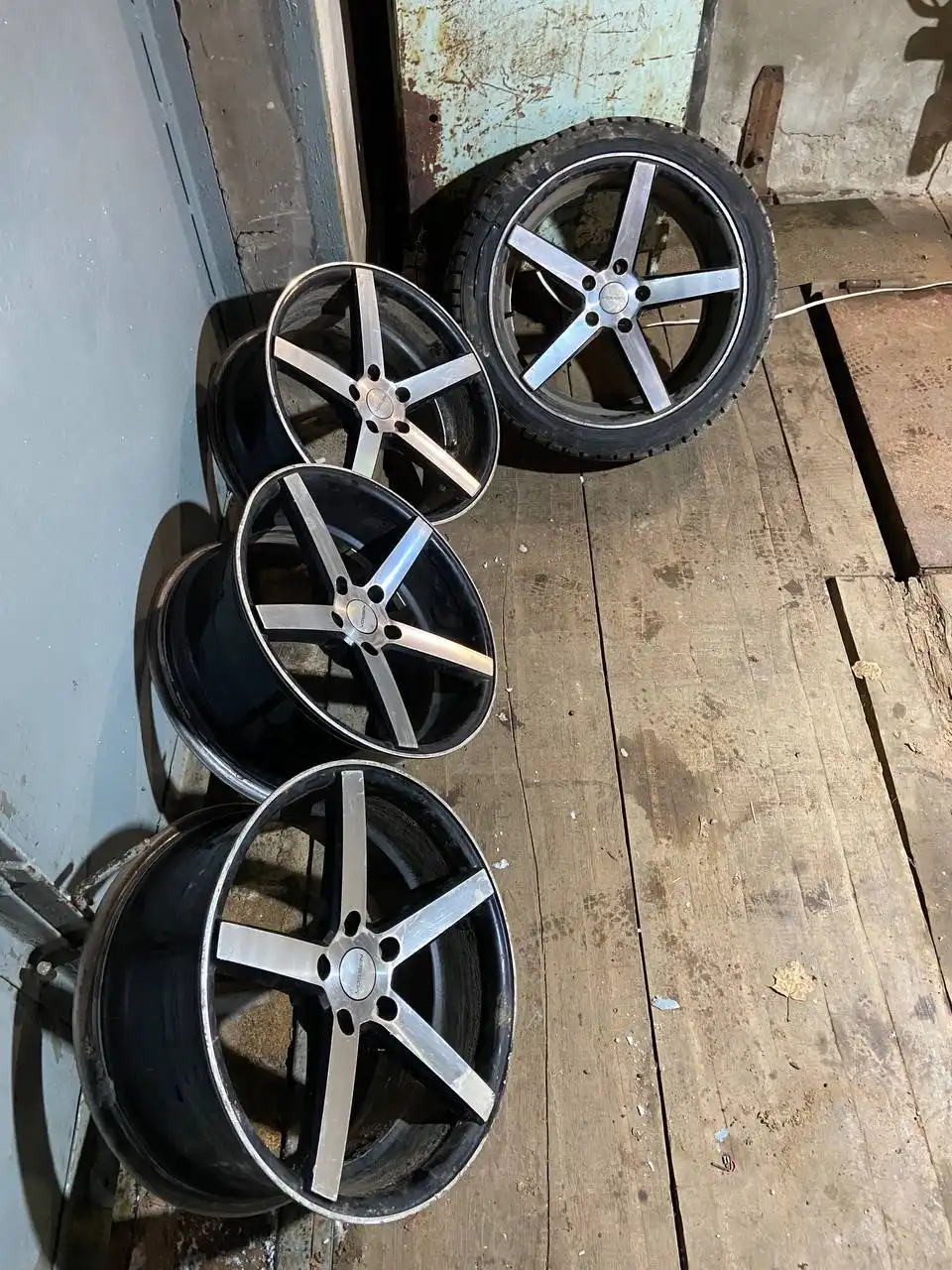 Продам новые кроссовки и стереосистему