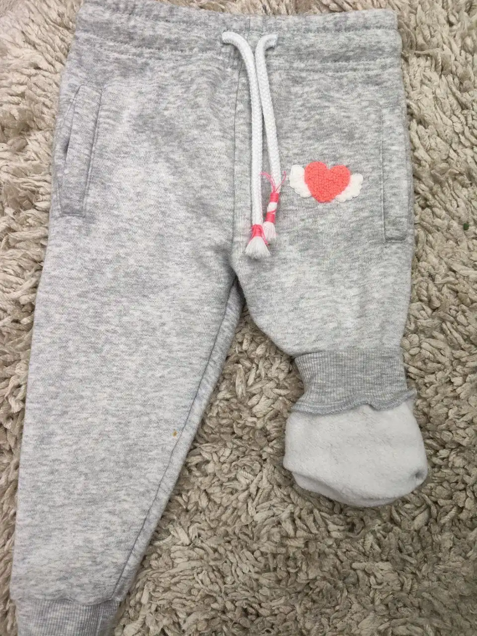 Детские костюмы и штаны разных размеров